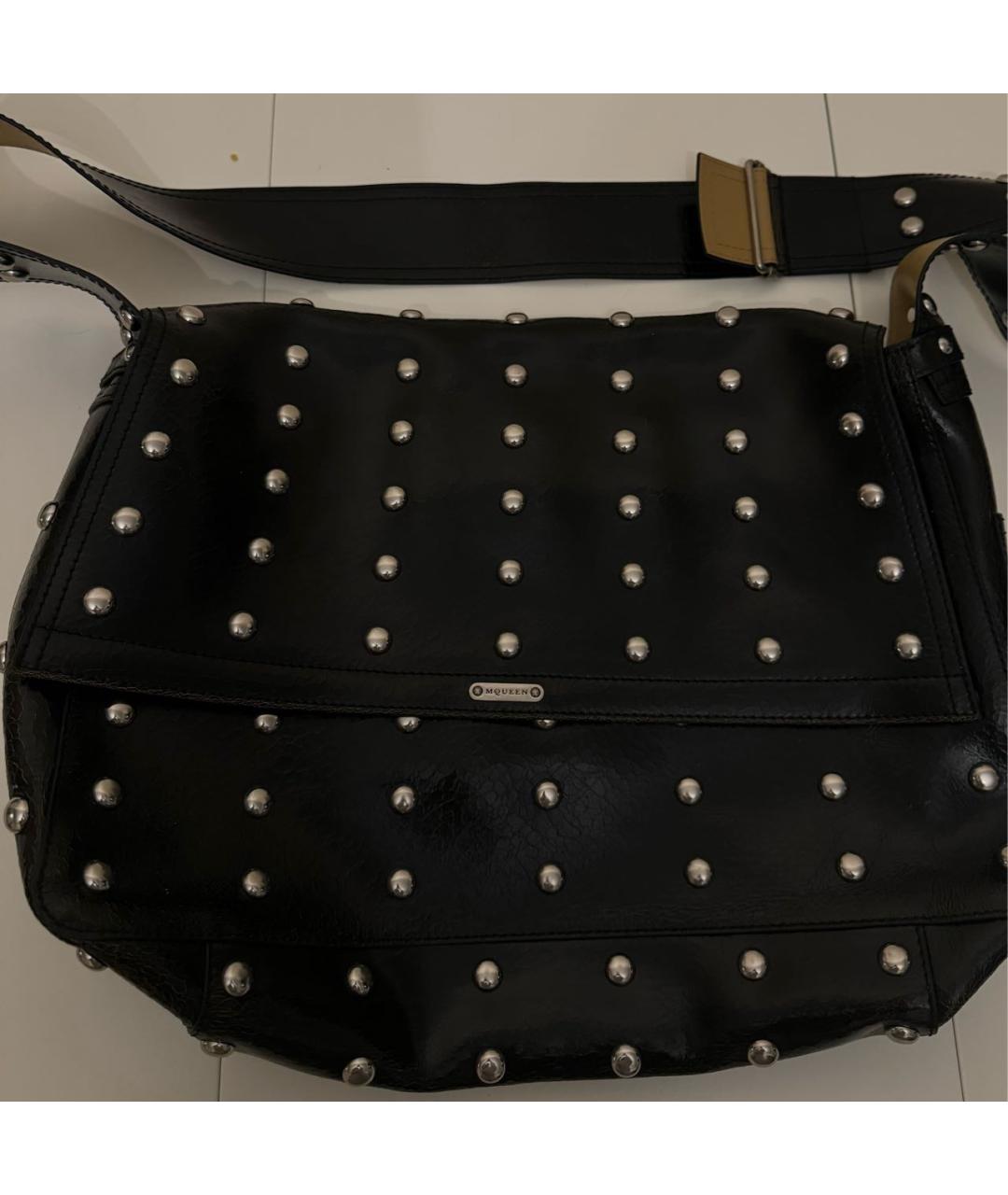 ALEXANDER MCQUEEN Черная сумка на плечо из лакированной кожи, фото 3