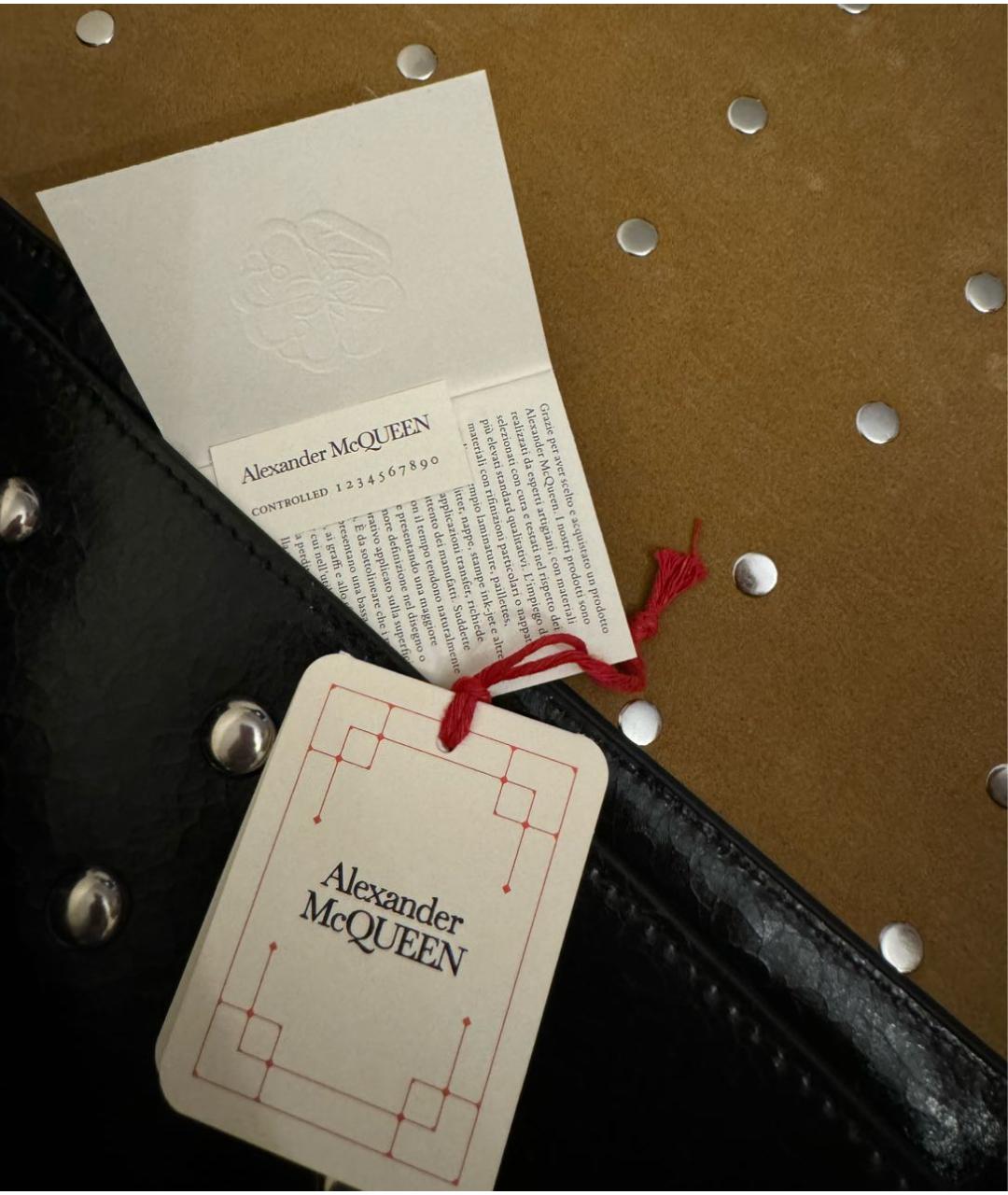 ALEXANDER MCQUEEN Черная сумка на плечо из лакированной кожи, фото 4