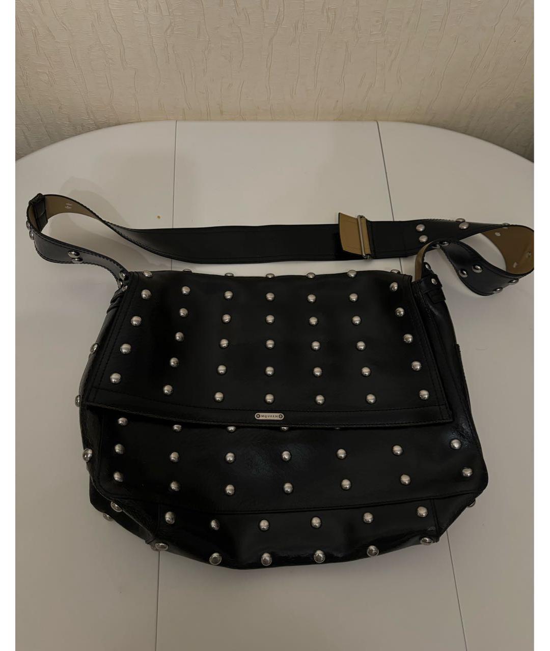 ALEXANDER MCQUEEN Черная сумка на плечо из лакированной кожи, фото 8