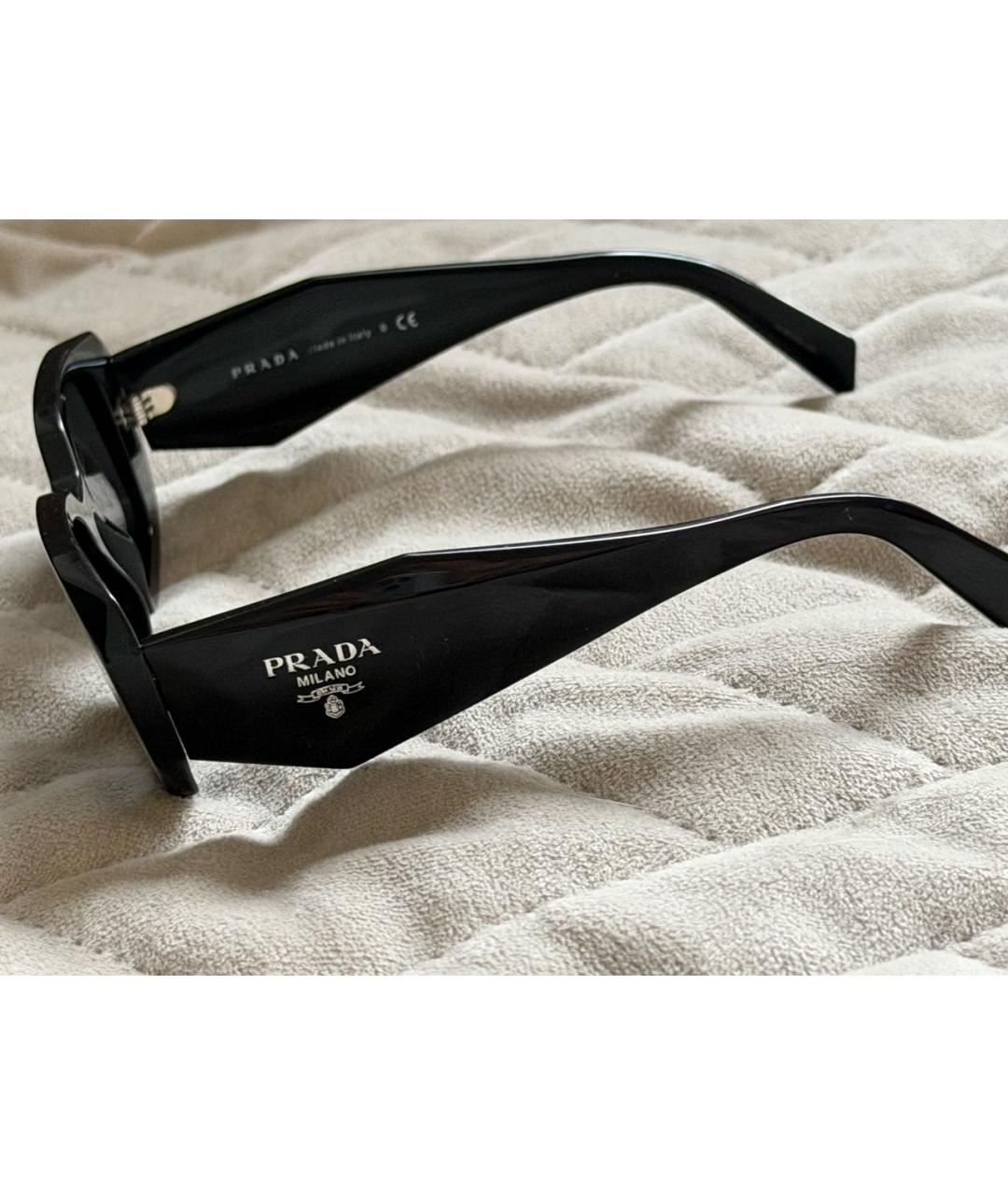 PRADA Черные пластиковые солнцезащитные очки, фото 2