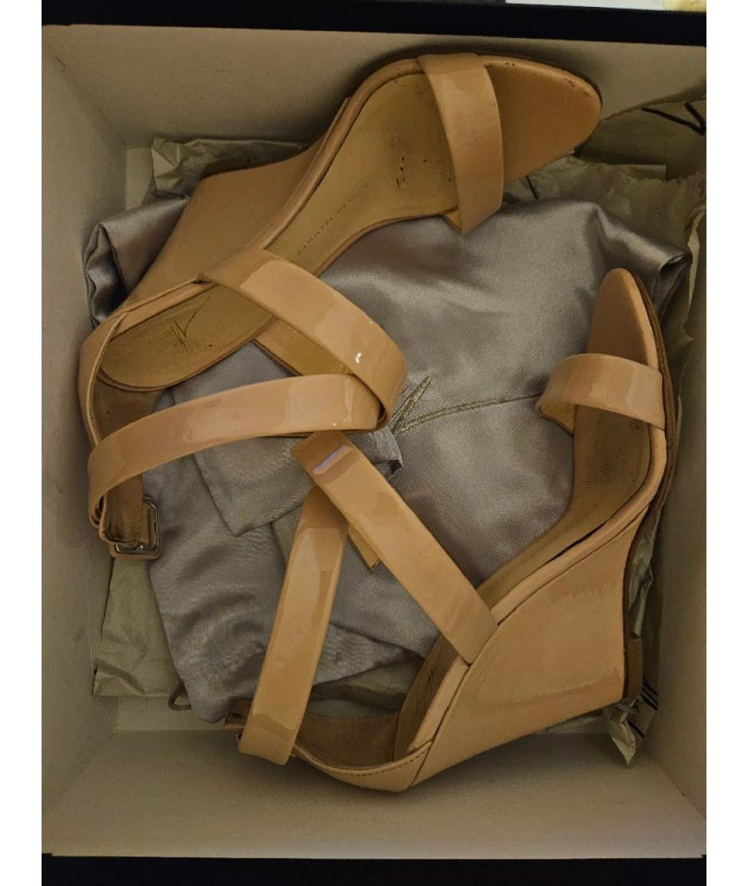 GIUSEPPE ZANOTTI DESIGN Бежевые босоножки из лакированной кожи, фото 5