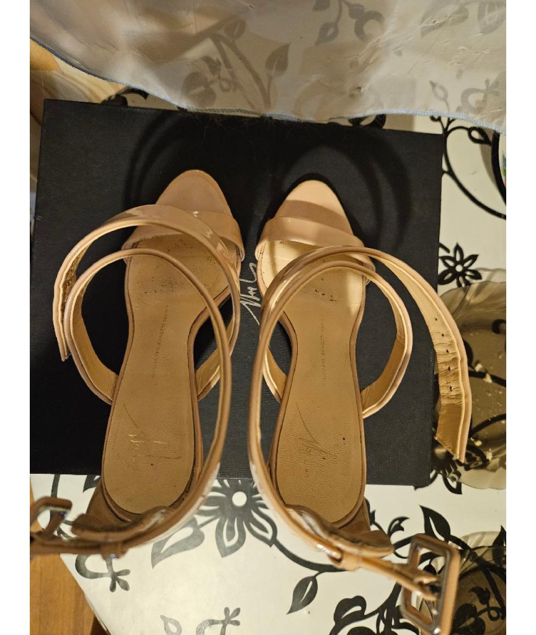 GIUSEPPE ZANOTTI DESIGN Бежевые босоножки из лакированной кожи, фото 3