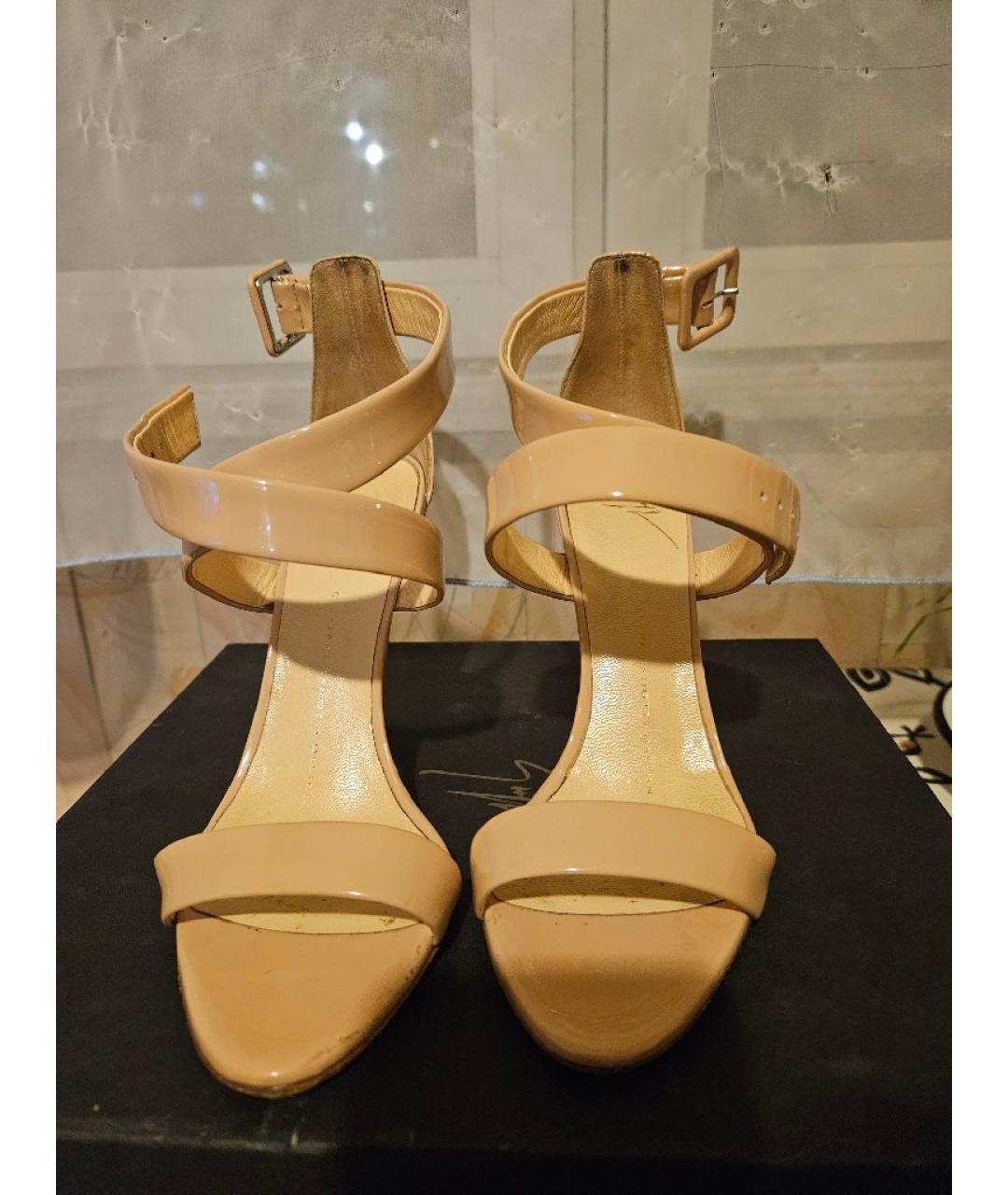 GIUSEPPE ZANOTTI DESIGN Бежевые босоножки из лакированной кожи, фото 2