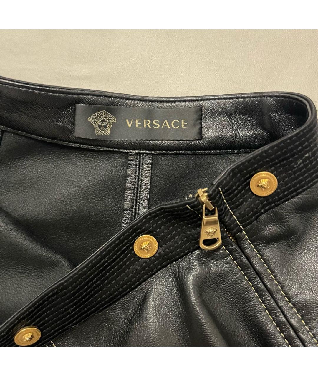 VERSACE Черная кожаная юбка мини, фото 3