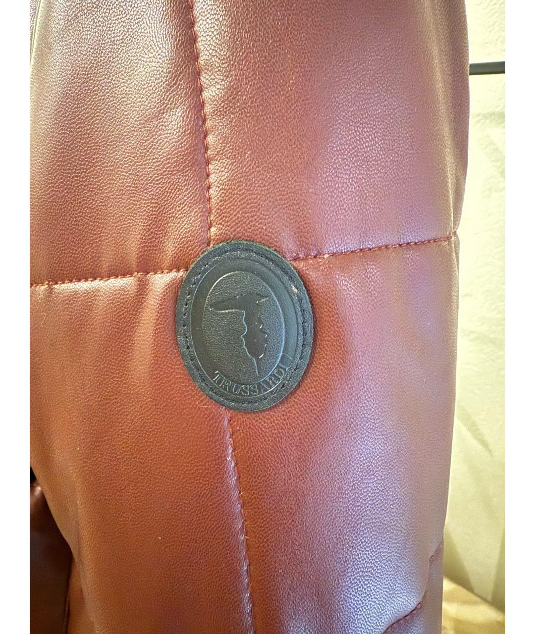 TRUSSARDI JEANS Бордовый полиуретановый пуховик, фото 4