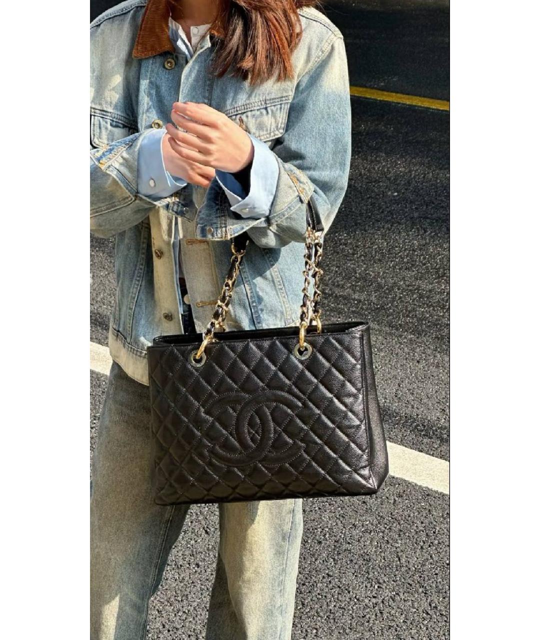 CHANEL Черная кожаная сумка тоут, фото 7