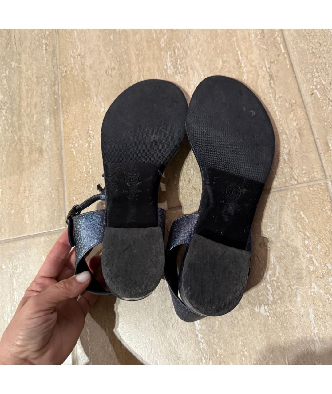 CHANEL Темно-синие кожаные сандалии, фото 7
