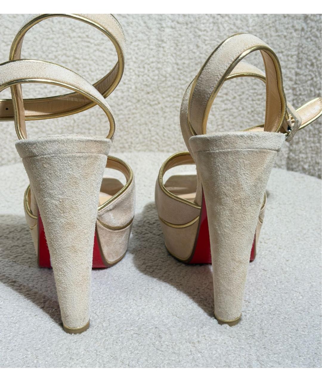 CHRISTIAN LOUBOUTIN Бежевые замшевые босоножки, фото 5