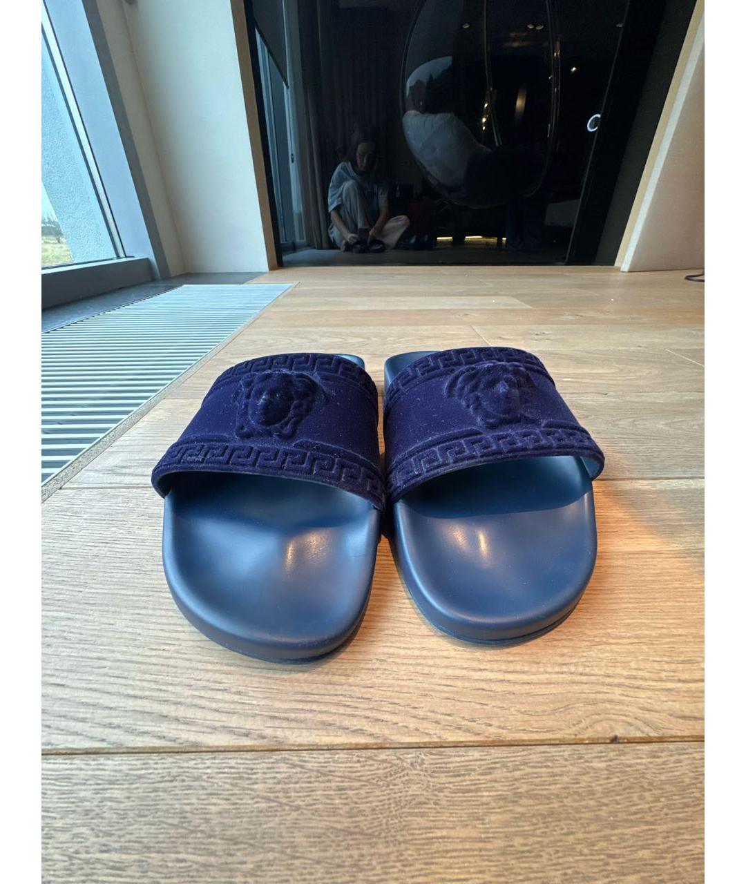 VERSACE Синие бархатные шлепанцы, фото 2