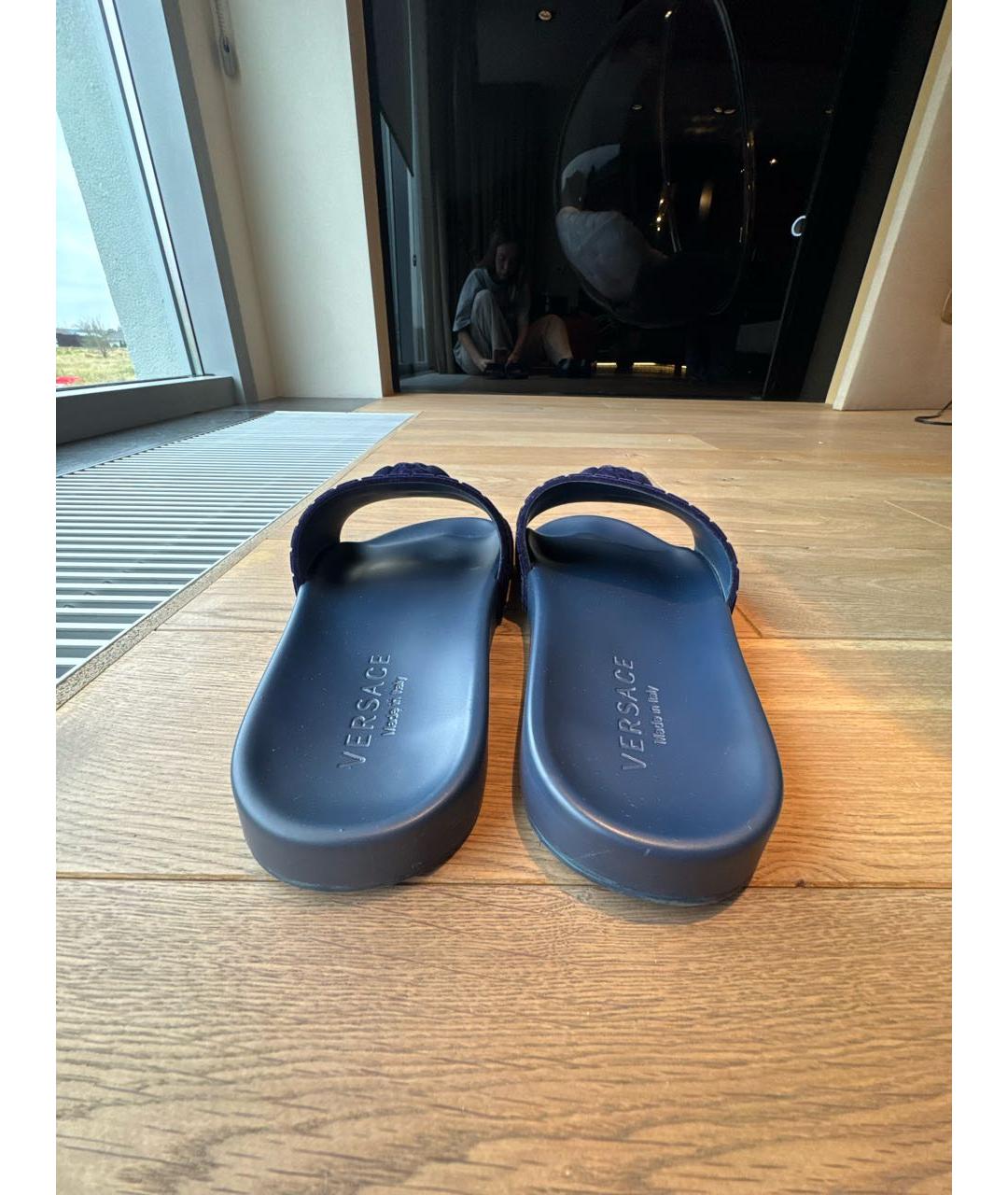VERSACE Синие бархатные шлепанцы, фото 4