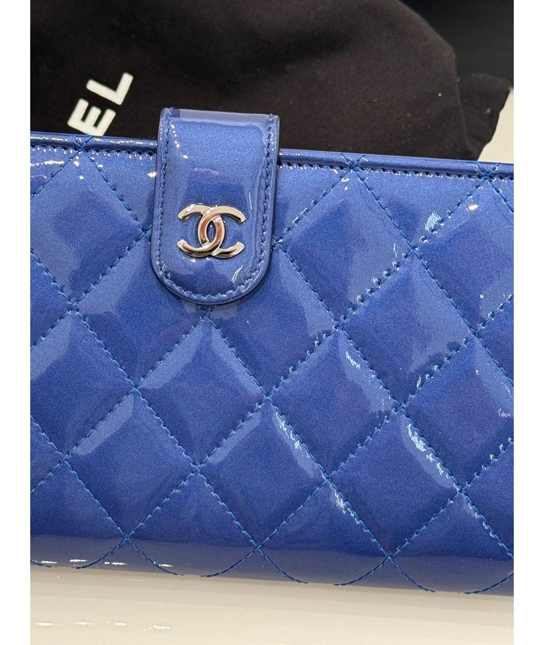 CHANEL Синий кошелек из лакированной кожи, фото 2