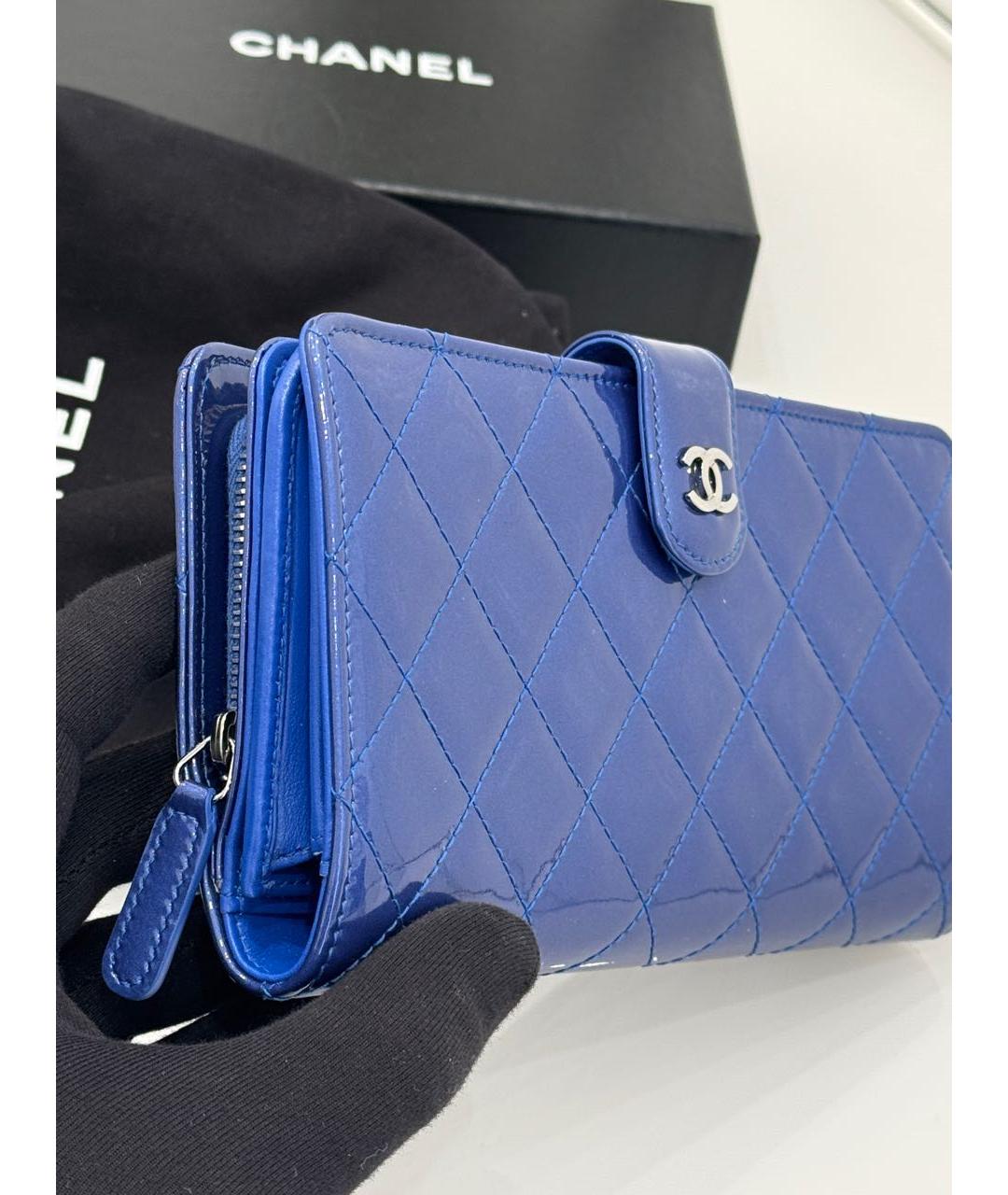 CHANEL Синий кошелек из лакированной кожи, фото 3