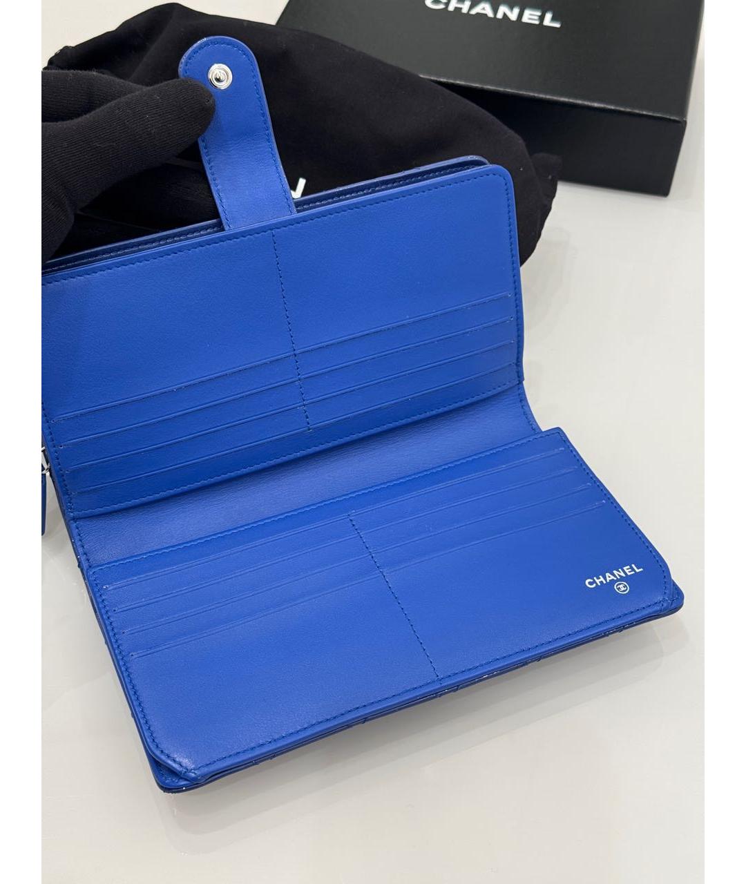 CHANEL Синий кошелек из лакированной кожи, фото 5