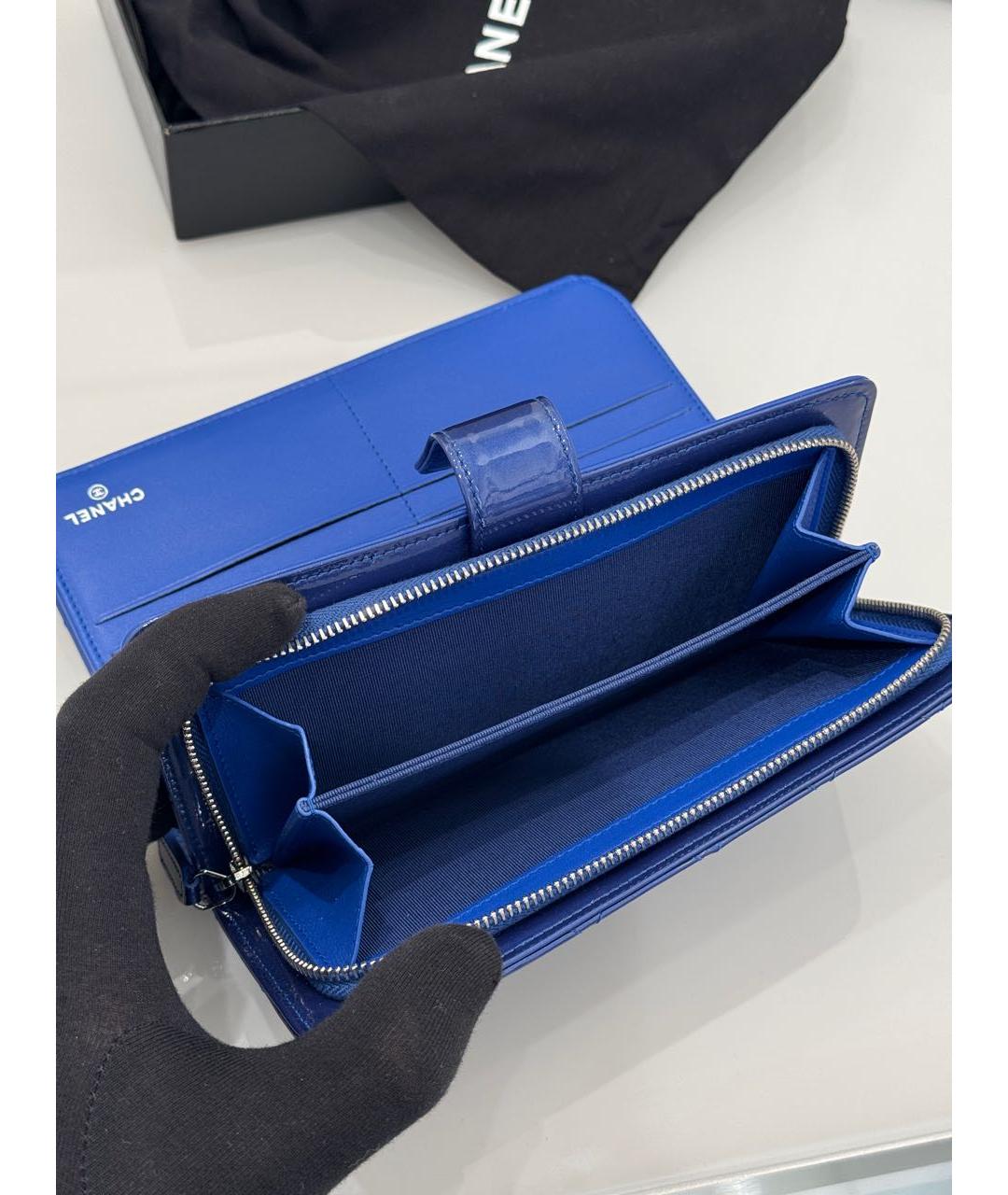 CHANEL Синий кошелек из лакированной кожи, фото 8