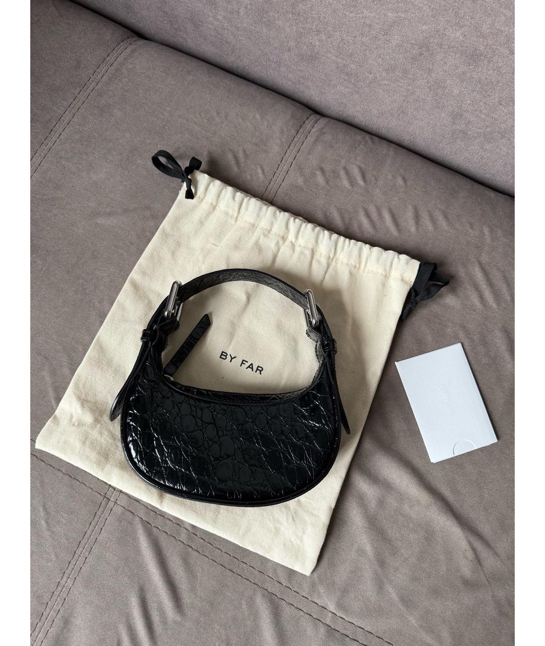 BY FAR Черная сумка с короткими ручками из лакированной кожи, фото 4