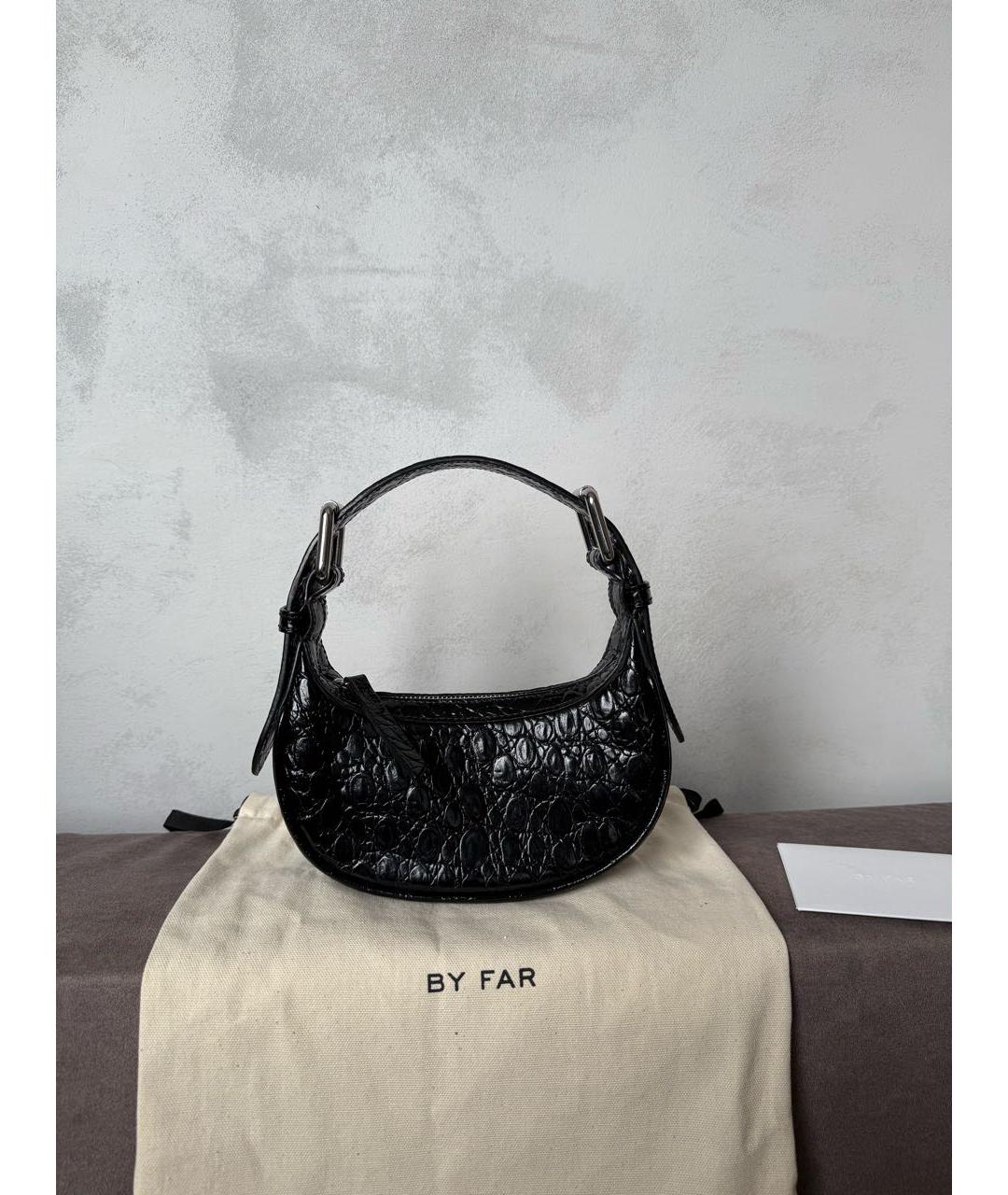 BY FAR Черная сумка с короткими ручками из лакированной кожи, фото 8