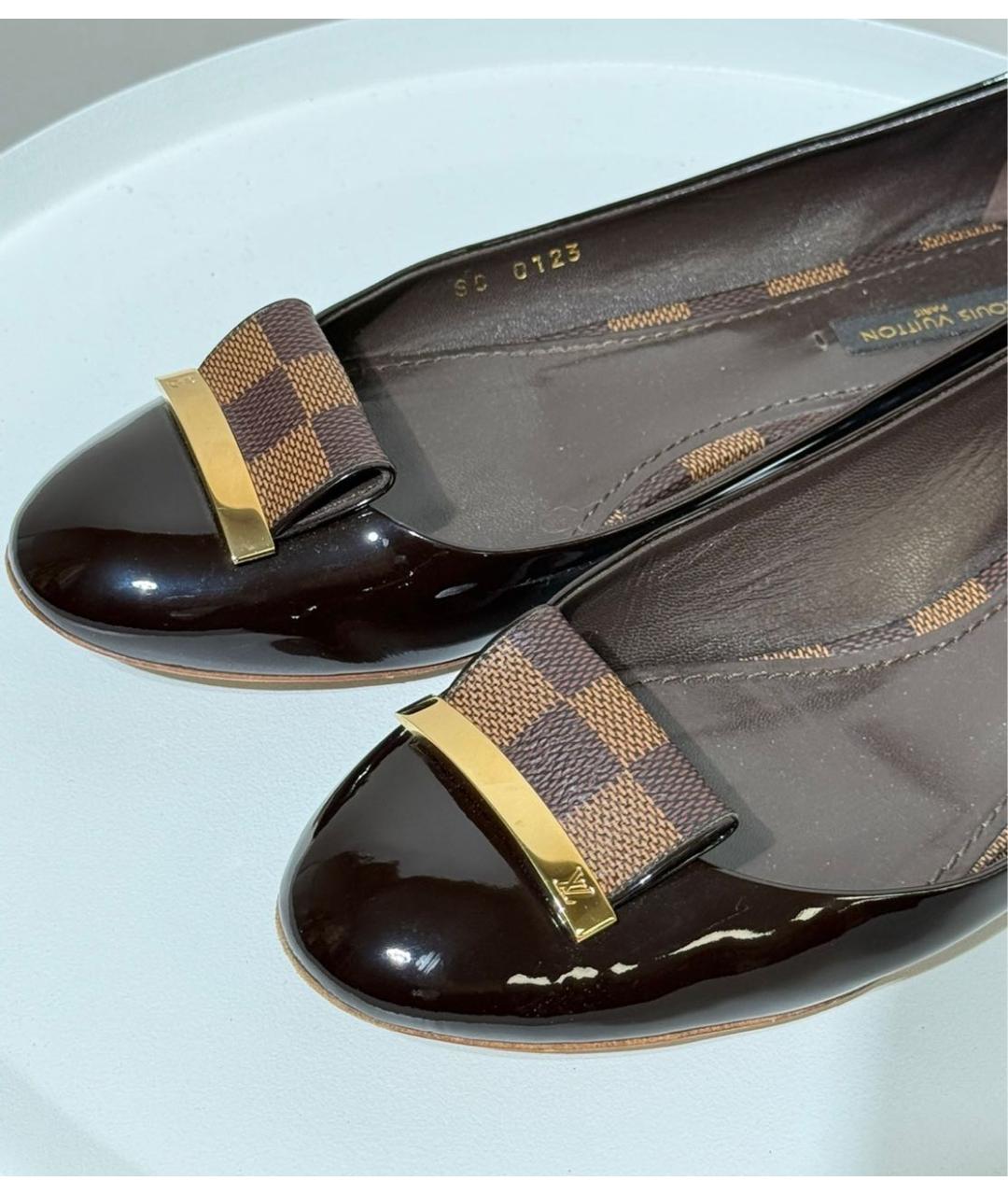 LOUIS VUITTON Коричневые балетки из лакированной кожи, фото 8