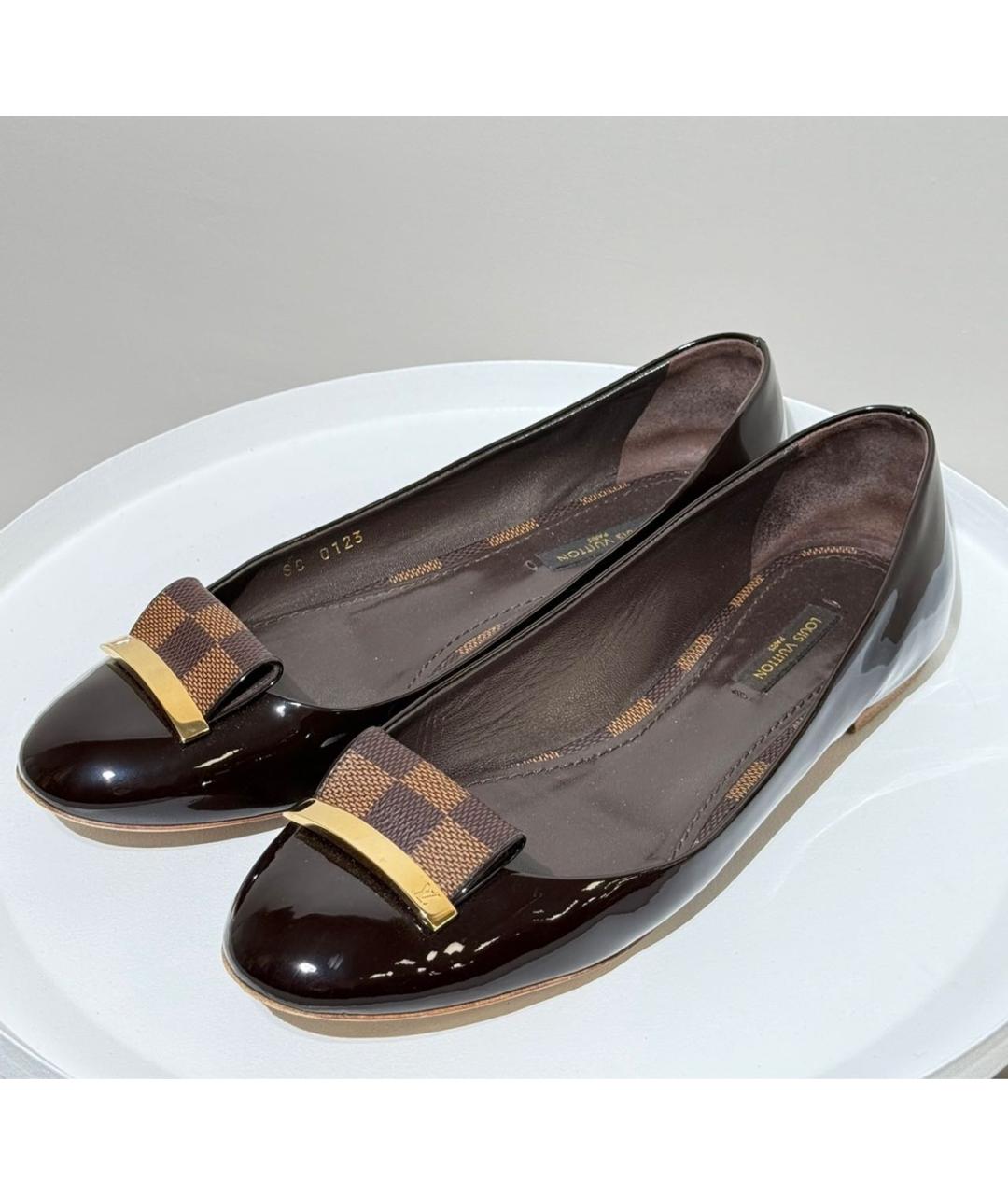 LOUIS VUITTON Коричневые балетки из лакированной кожи, фото 2