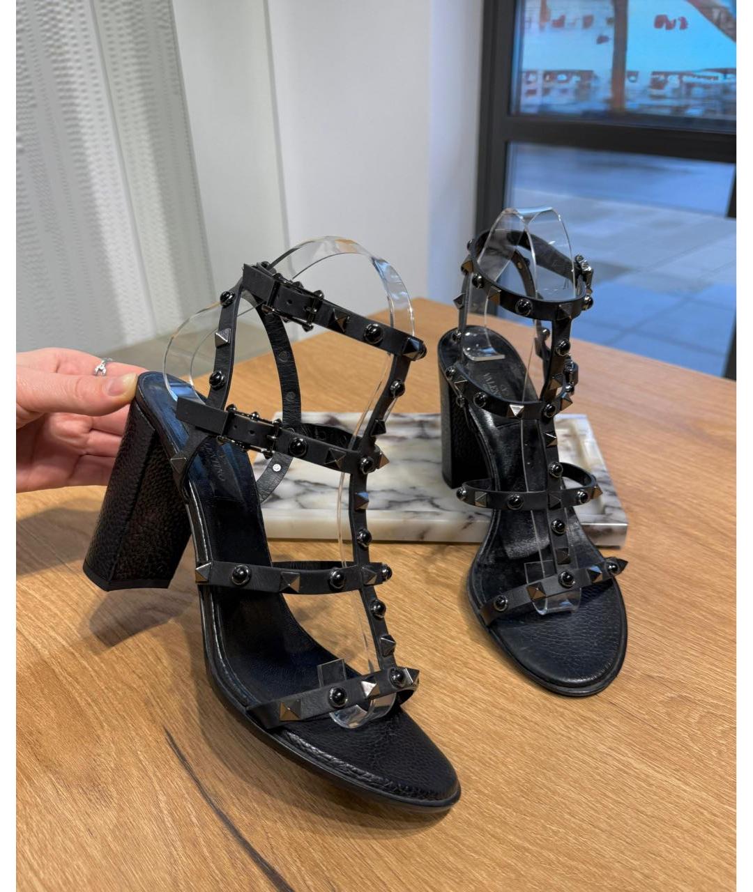 VALENTINO Черные кожаные босоножки, фото 2