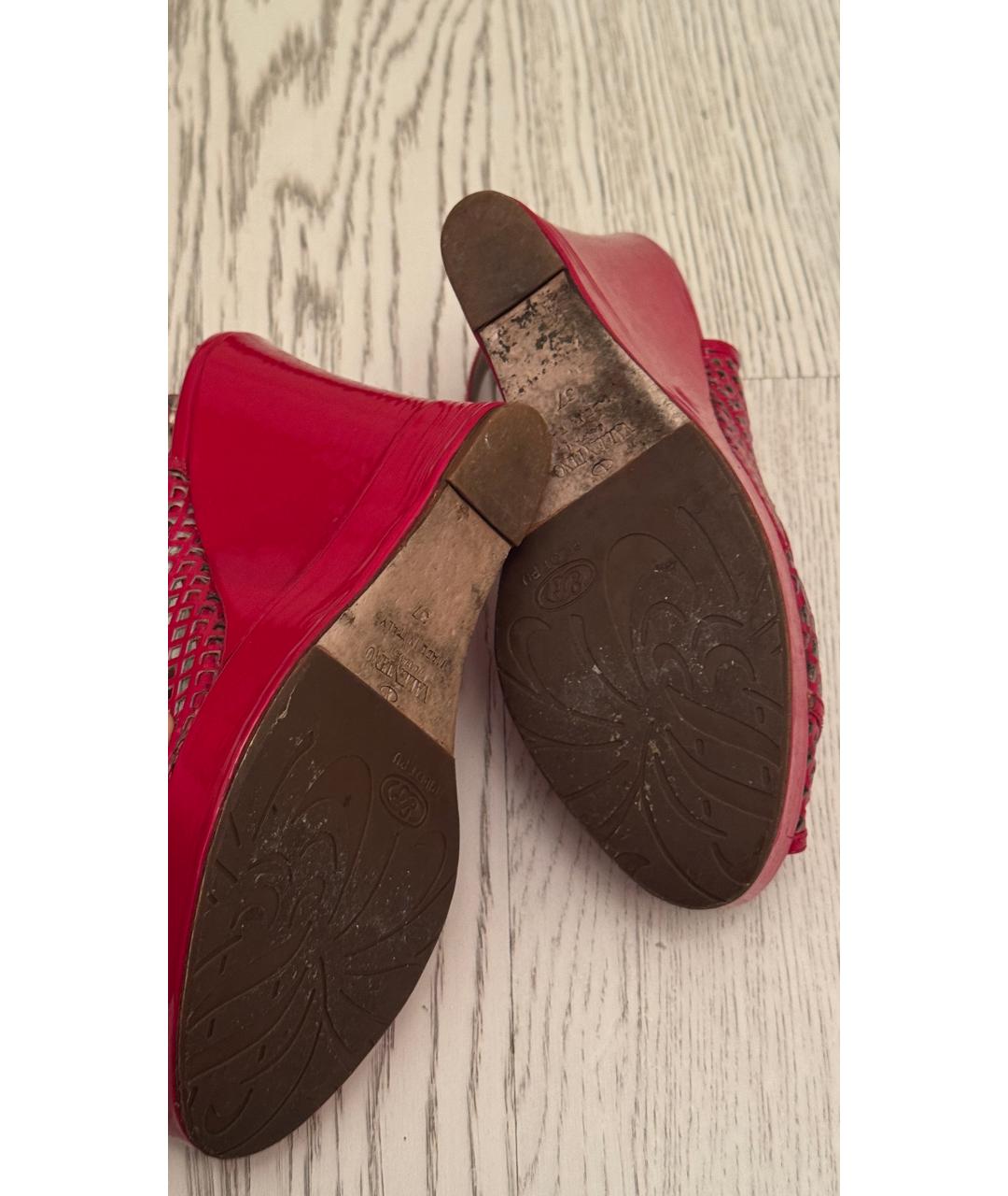 VALENTINO Красные босоножки из лакированной кожи, фото 5