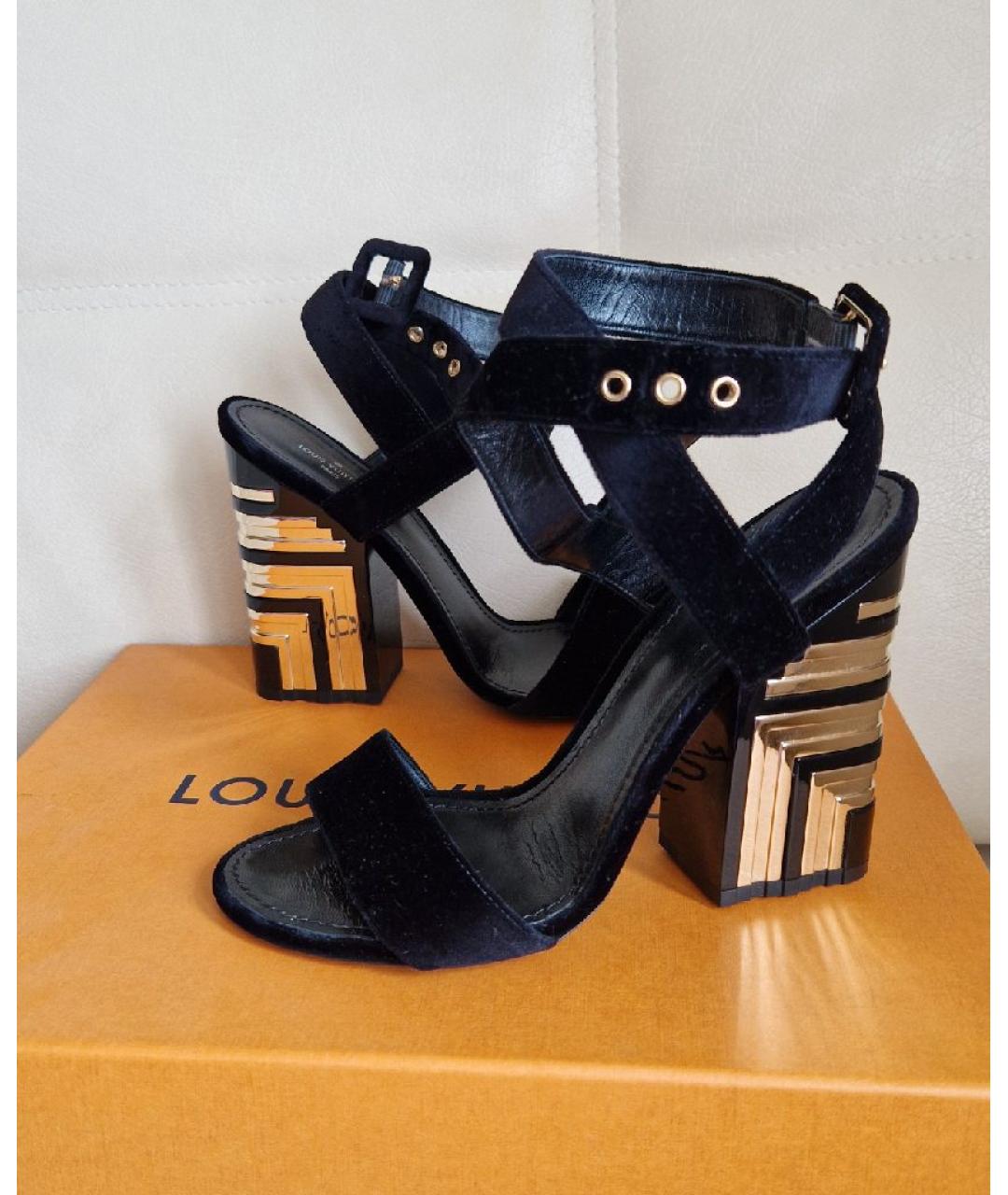 LOUIS VUITTON Черные бархатные босоножки, фото 3