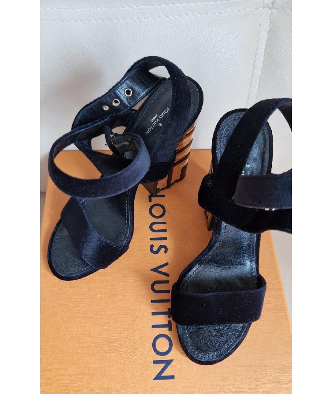 LOUIS VUITTON Черные бархатные босоножки, фото 2