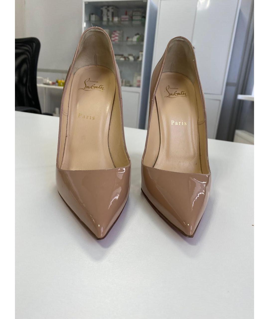 CHRISTIAN LOUBOUTIN Бежевые туфли из лакированной кожи, фото 2