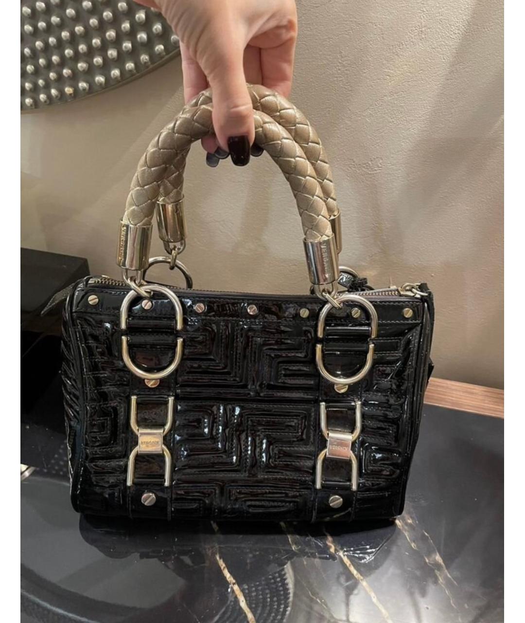 VERSACE Черная сумка с короткими ручками из лакированной кожи, фото 2