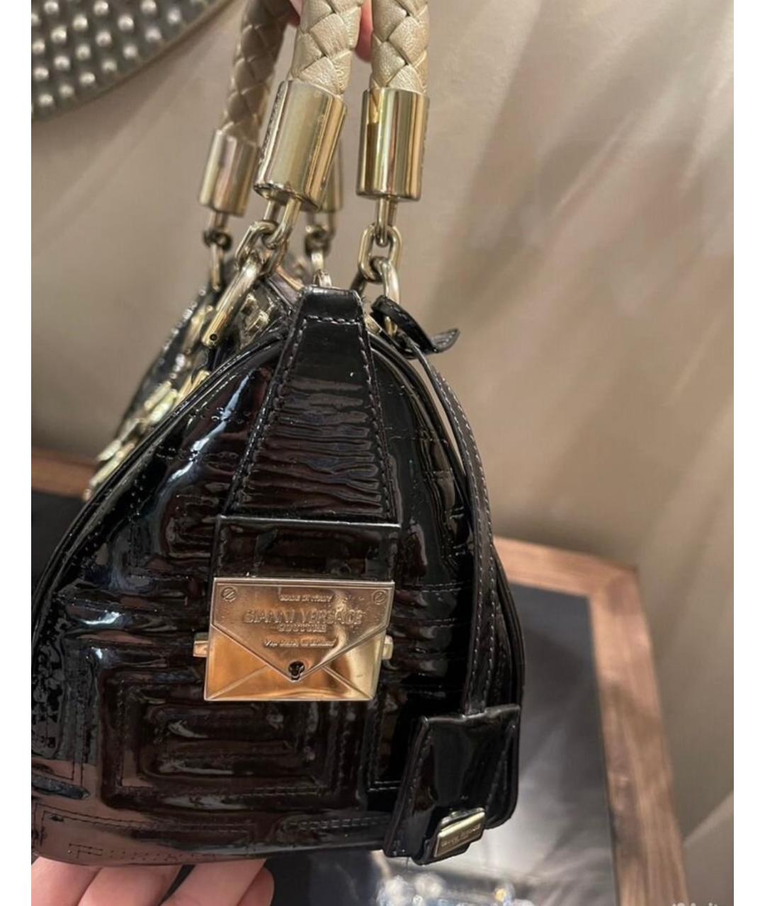 VERSACE Черная сумка с короткими ручками из лакированной кожи, фото 4