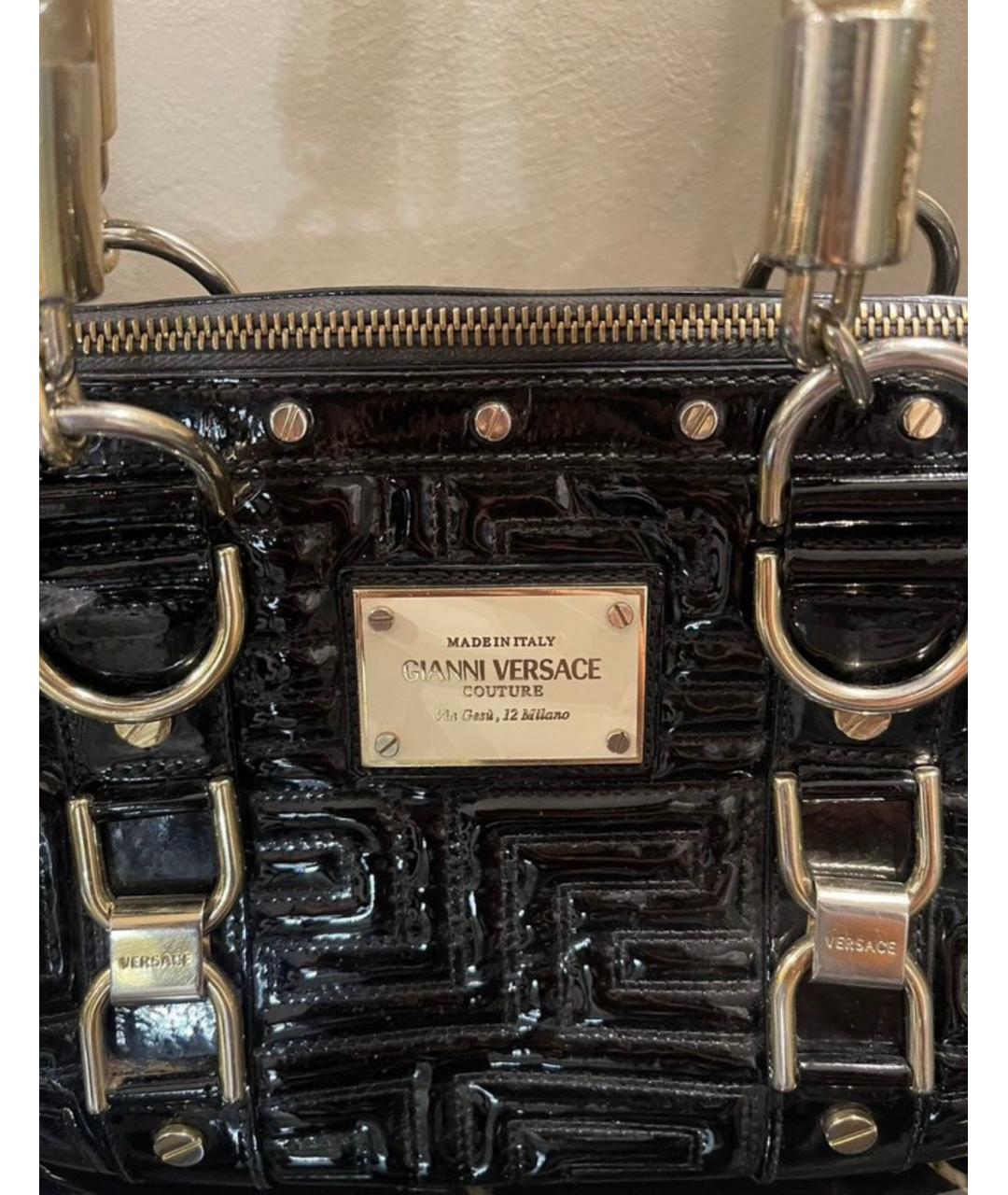 VERSACE Черная сумка с короткими ручками из лакированной кожи, фото 3