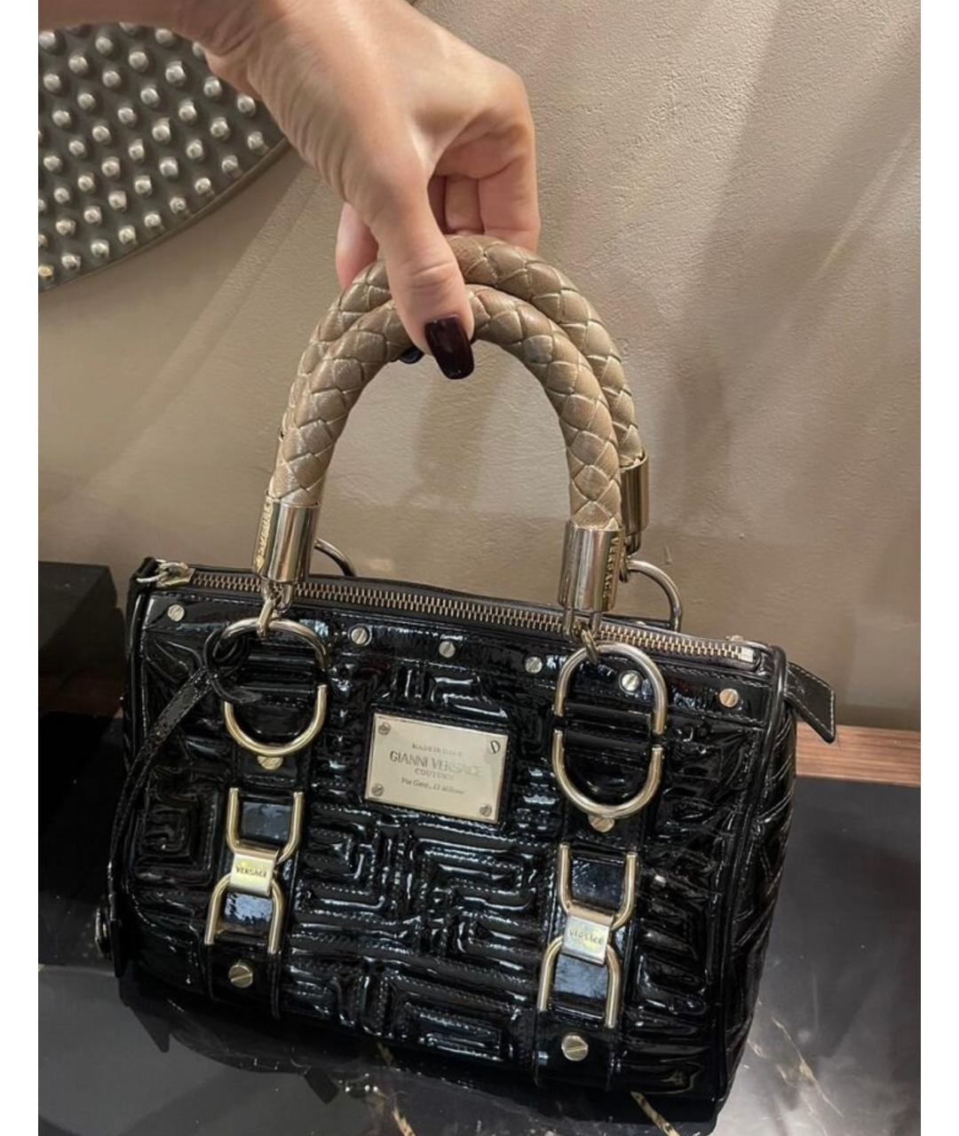 VERSACE Черная сумка с короткими ручками из лакированной кожи, фото 5