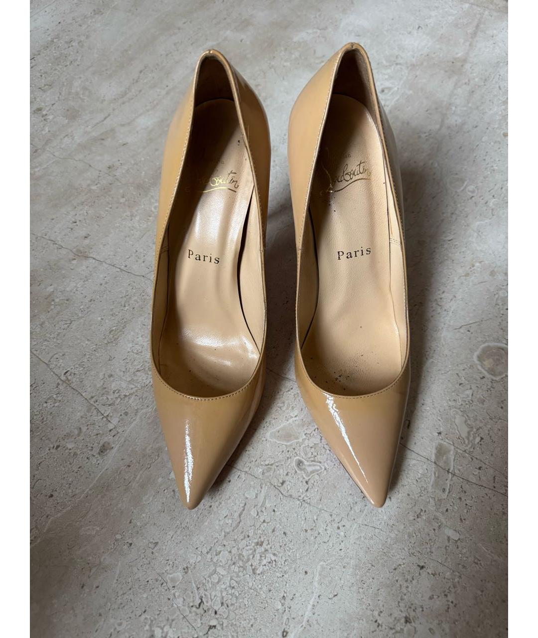 CHRISTIAN LOUBOUTIN Бежевые туфли из лакированной кожи, фото 2