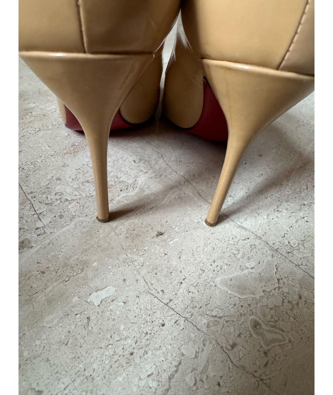 CHRISTIAN LOUBOUTIN Бежевые туфли из лакированной кожи, фото 6