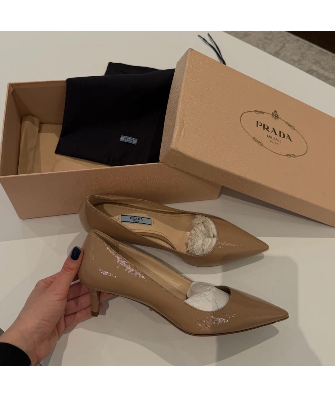 PRADA Бежевые лодочки на низком каблуке из лакированной кожи, фото 3