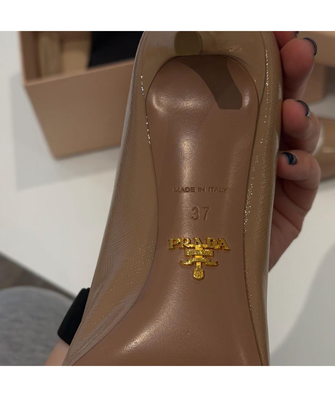 PRADA Бежевые лодочки на низком каблуке из лакированной кожи, фото 2