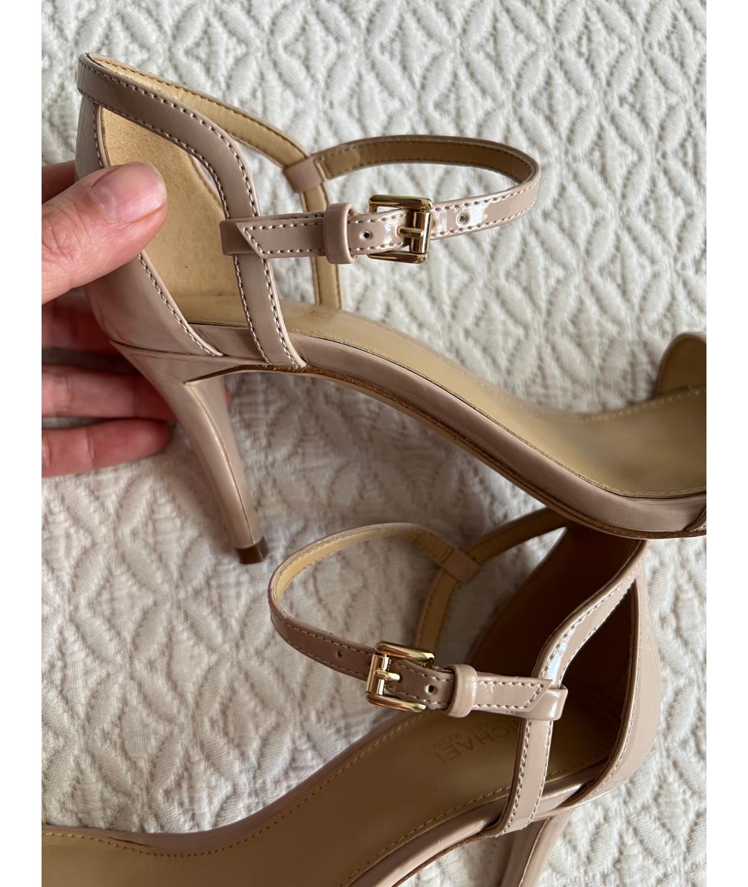 MICHAEL MICHAEL KORS Бежевые босоножки из лакированной кожи, фото 7