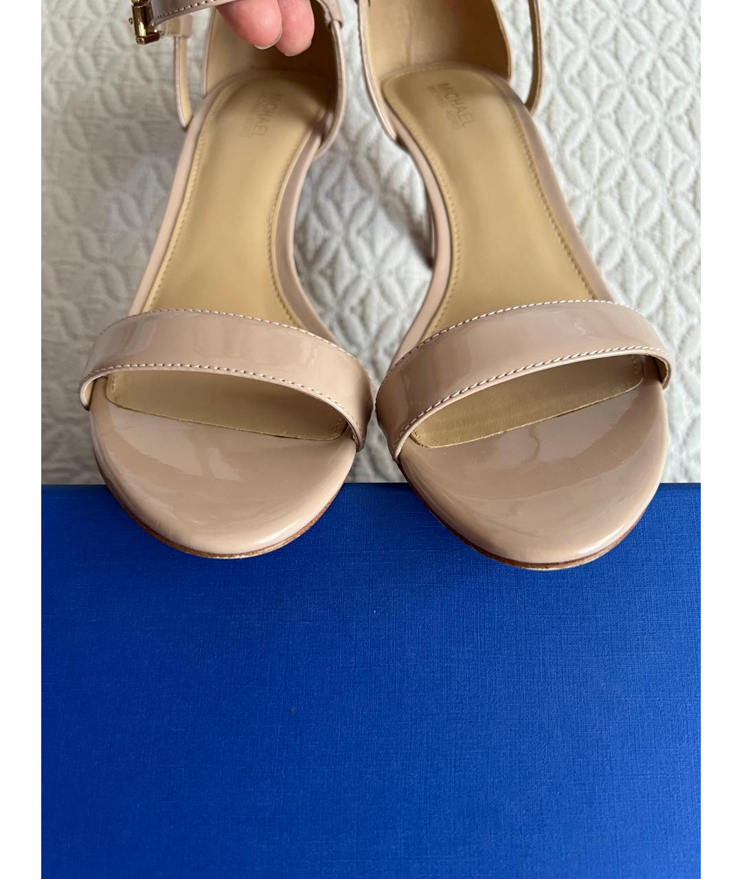 MICHAEL MICHAEL KORS Бежевые босоножки из лакированной кожи, фото 8