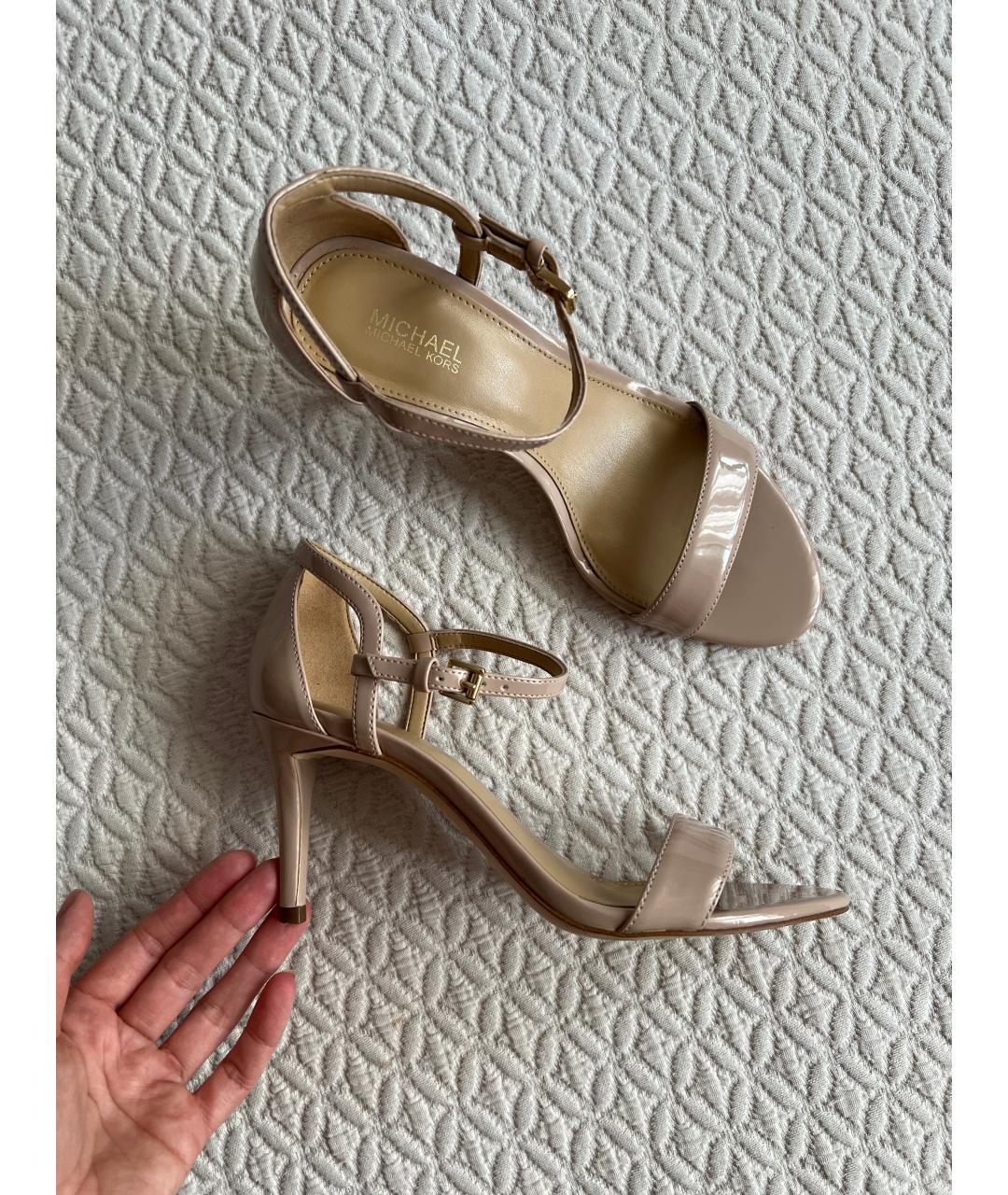 MICHAEL MICHAEL KORS Бежевые босоножки из лакированной кожи, фото 2