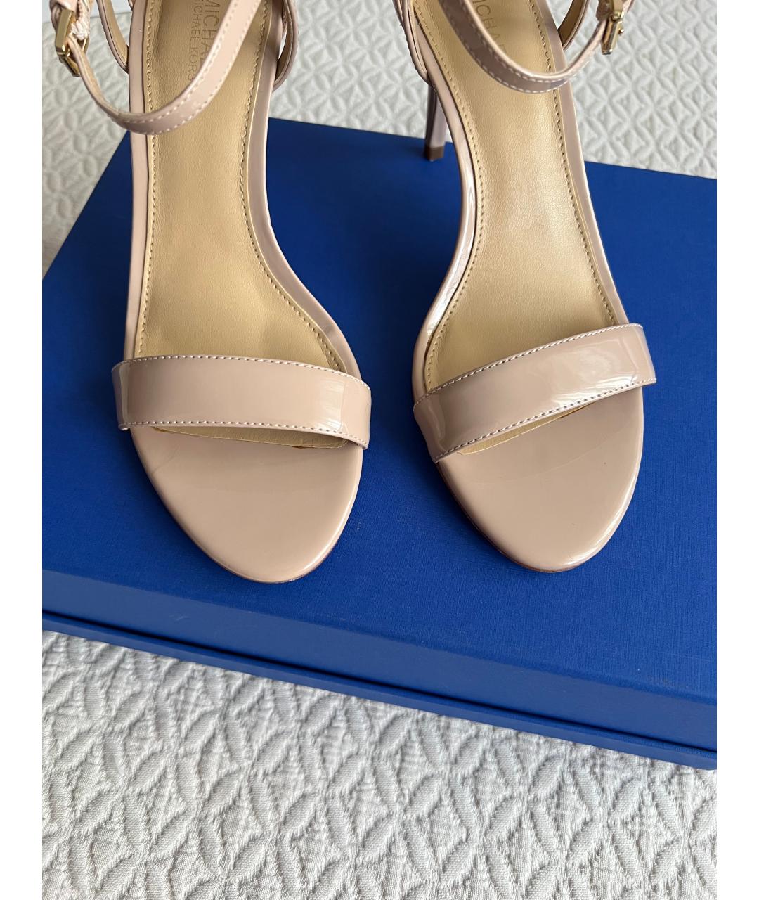 MICHAEL MICHAEL KORS Бежевые босоножки из лакированной кожи, фото 3