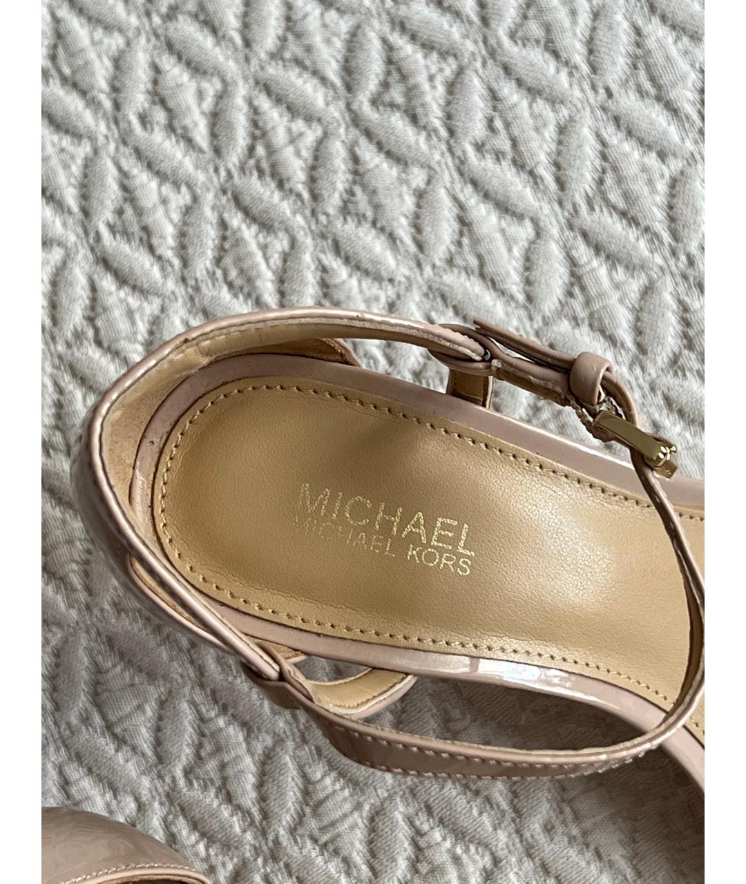 MICHAEL MICHAEL KORS Бежевые босоножки из лакированной кожи, фото 6