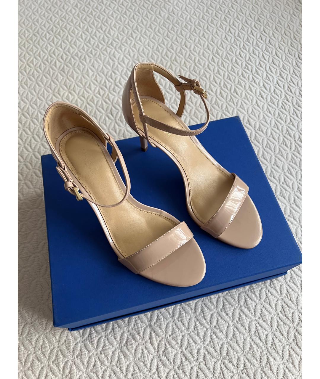 MICHAEL MICHAEL KORS Бежевые босоножки из лакированной кожи, фото 9