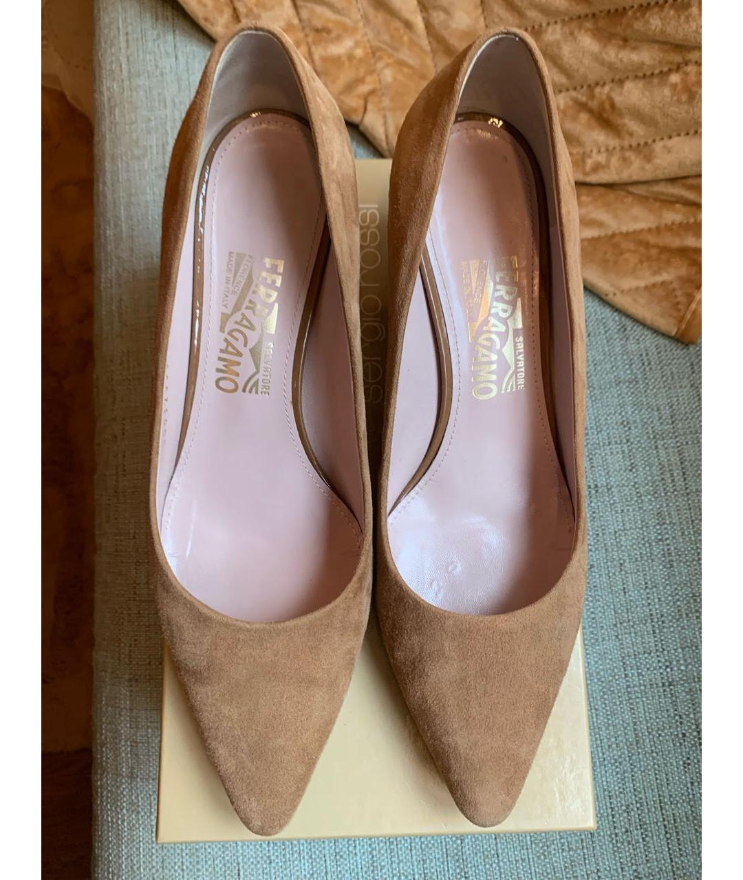 FERRAGAMO Бежевые замшевые лодочки на низком каблуке, фото 2