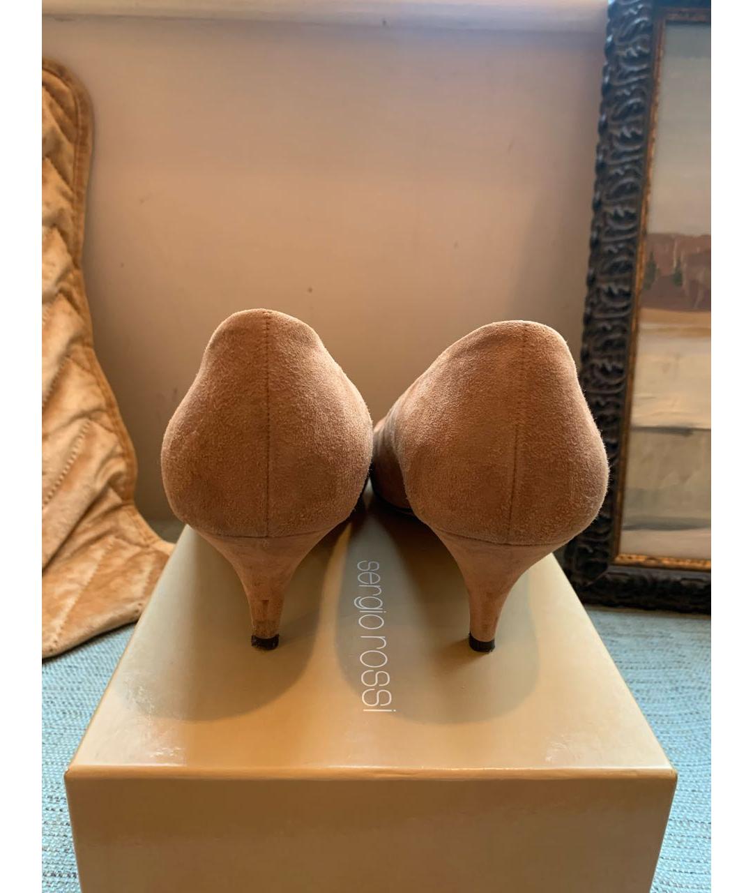 FERRAGAMO Бежевые замшевые лодочки на низком каблуке, фото 4