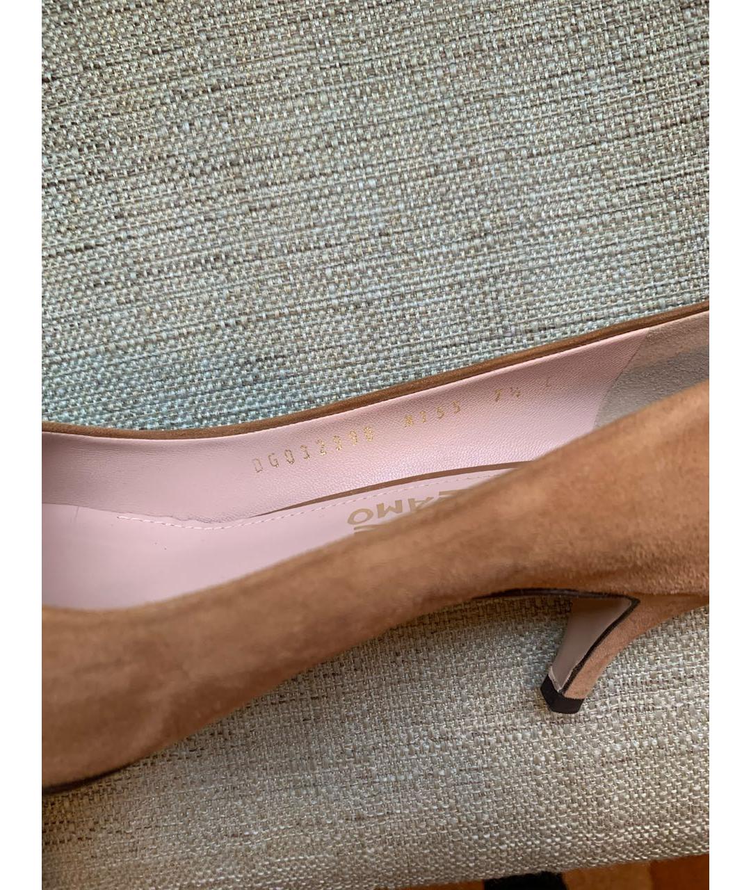 FERRAGAMO Бежевые замшевые лодочки на низком каблуке, фото 5