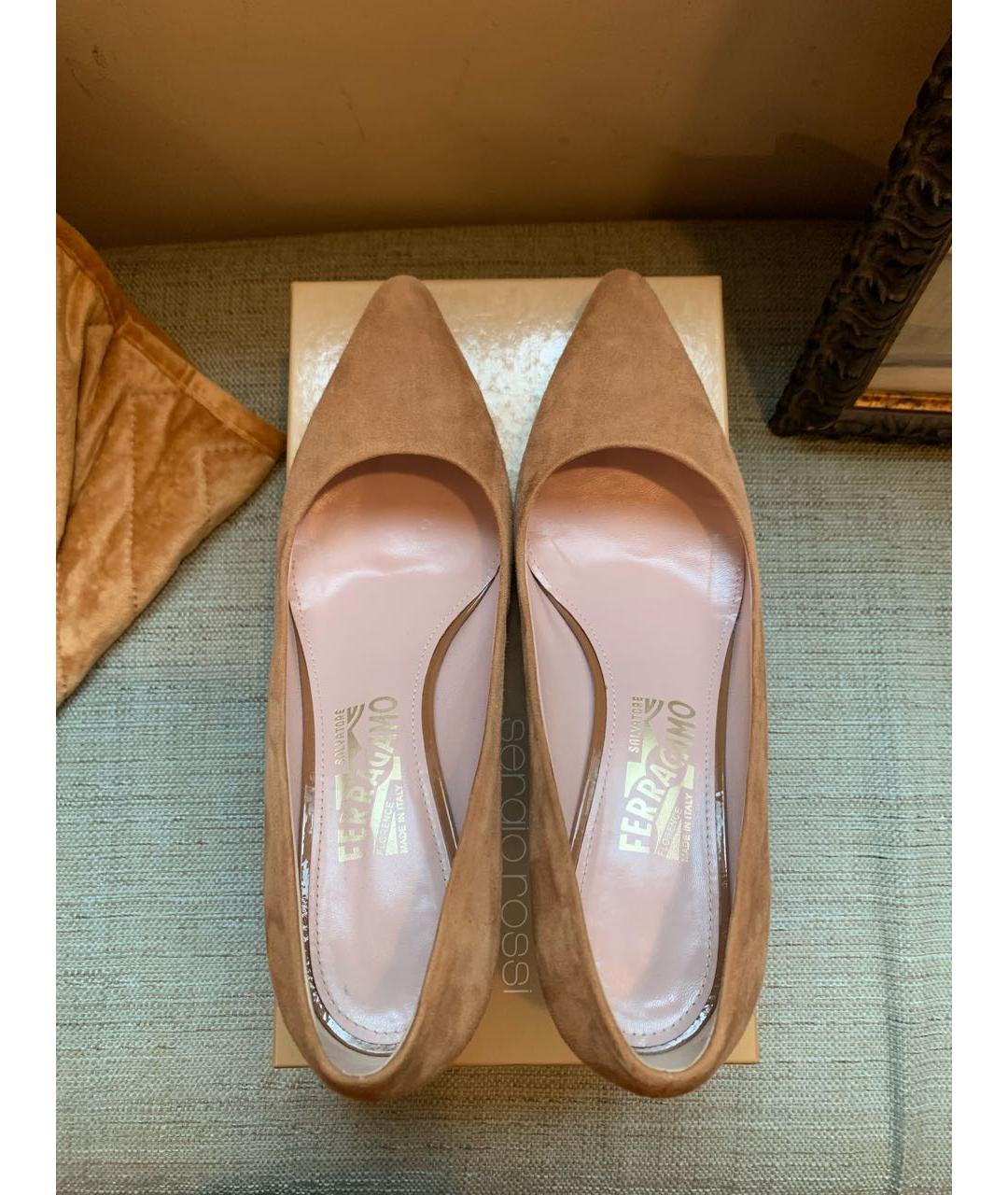 FERRAGAMO Бежевые замшевые лодочки на низком каблуке, фото 3