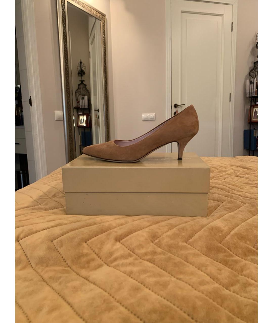 FERRAGAMO Бежевые замшевые лодочки на низком каблуке, фото 6