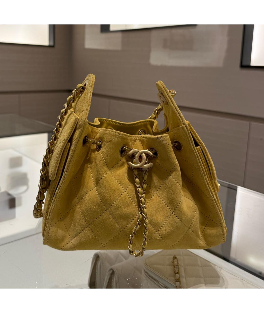 CHANEL Горчичная замшевая сумка через плечо, фото 4