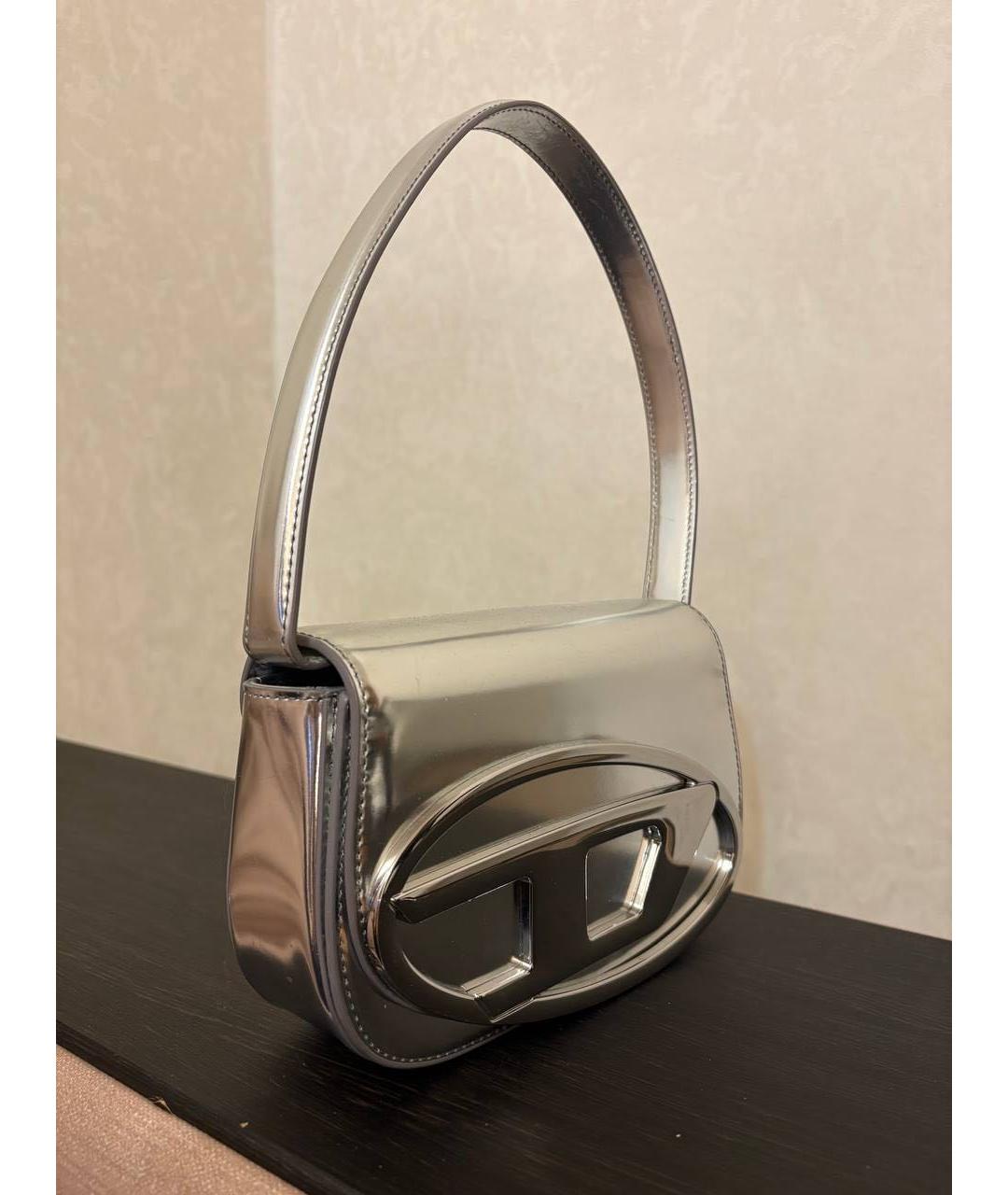 DIESEL Серебряная сумка с короткими ручками из лакированной кожи, фото 2