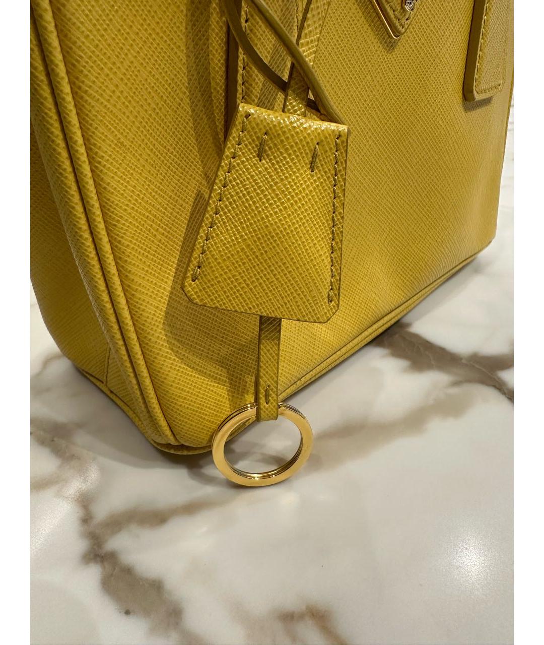 PRADA Горчичная кожаная сумка с короткими ручками, фото 6