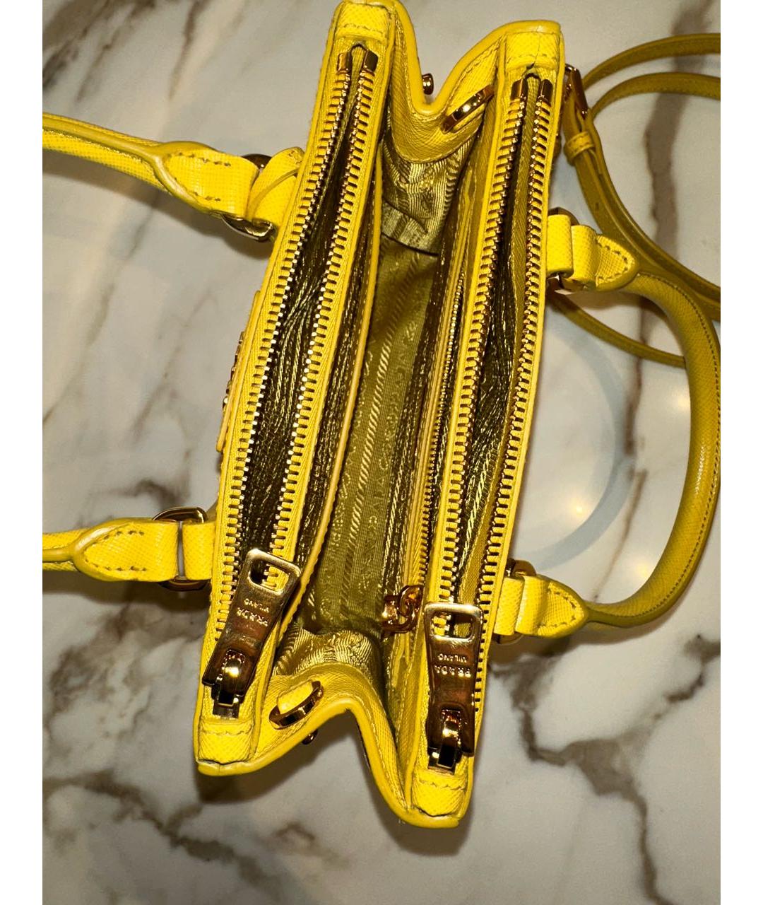 PRADA Горчичная кожаная сумка с короткими ручками, фото 4